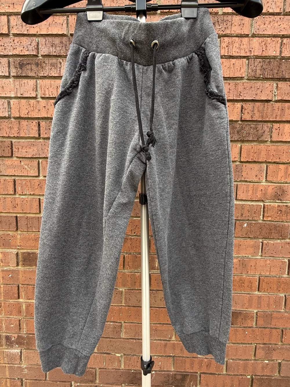 Vintage Y2K rue21 Grey Cropped Jogger Sweatpants Crochet Lace Pocket Trim Medium
